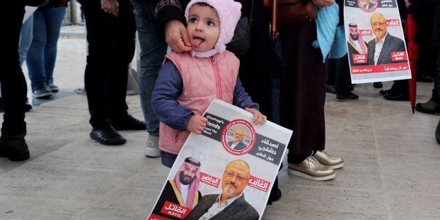 Una niña sostiene un cartel con la imagen del periodista opositor saudí Jamal Khashoggi.