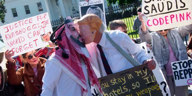 Manifestantes con caretas del príncipe Salman y de Trump, el pasado 19 de octubre, en una protesta ante...