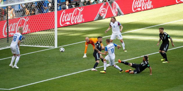 Los argentinos sacan su ingenio contra su portero tras el gol de