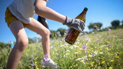 Hay colillas en la playa, toallitas en el monte y envases en los