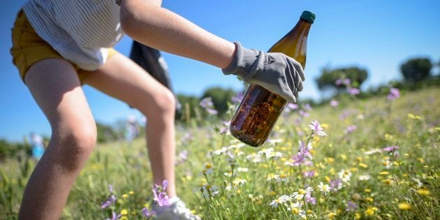 Hay colillas en la playa, toallitas en el monte y envases en los