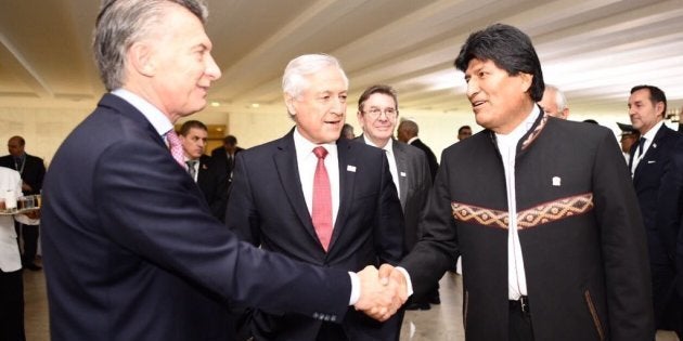 El presidente de Bolivia, Evo Morales (d), se reúne con el de Argentina, Mauricio Macri (i), y con el ministro de Relaciones Exteriores de Chile, Heraldo Muñoz, el jueves 21 de diciembre de 2017, durante la 51 Cumbre del Mercosur, en Brasilia (Brasil).