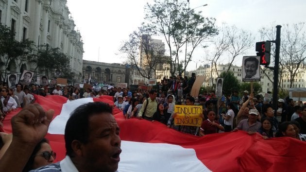 La gente se manifiesta por las calles con pancartas que dicen "Indulto es insulto". Lima, 28 de diciembre.
