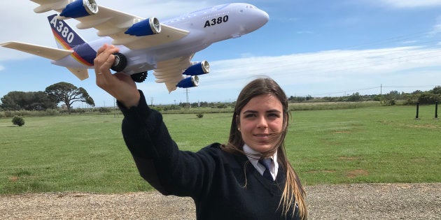 Marina Caballero está estudiando para ser piloto.