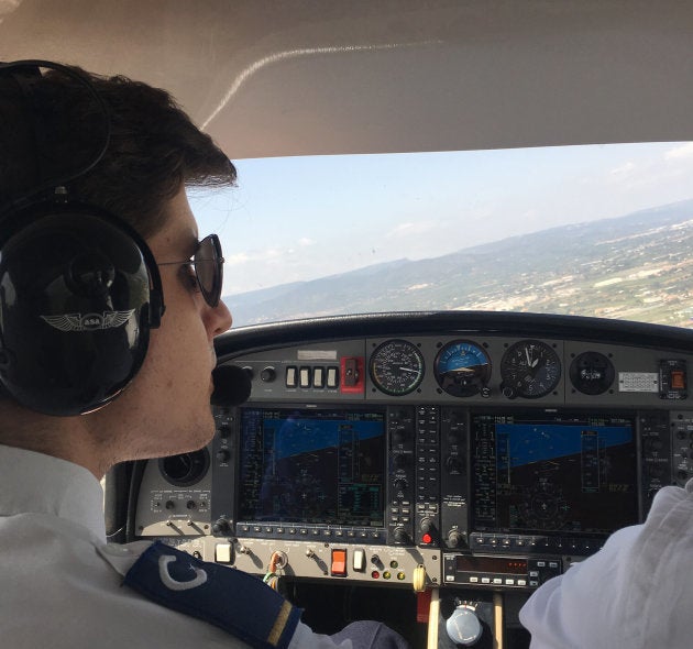 Arnau París en una de sus prácticas de instrucción de vuelo.