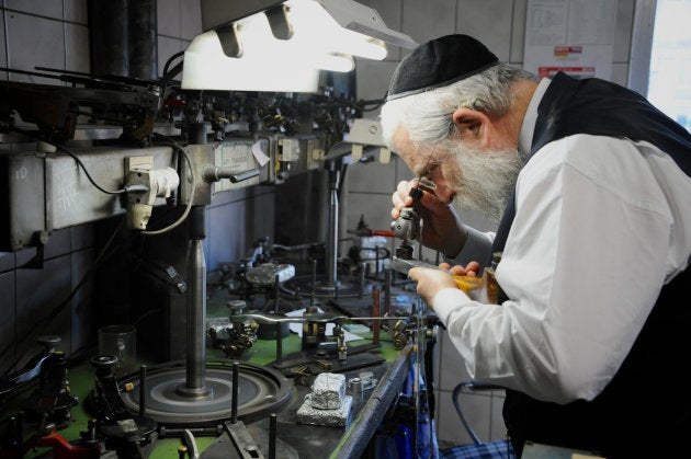 Un tallador examina un diamante, en el World Diamond Center de Amberes.