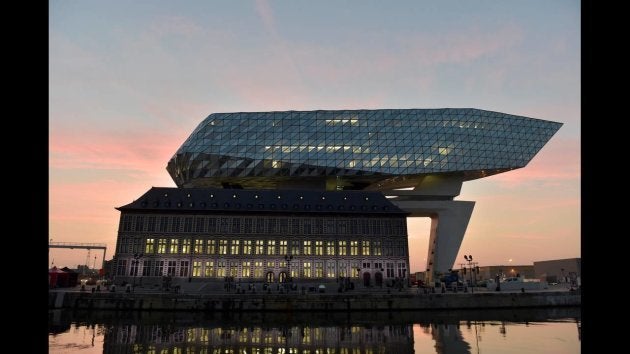 Edificio diseñado por la arquitecta Zaha Hadid, inspirado en los diamantes de Amberes, que alberga las oficinas del puerto de la ciudad.
