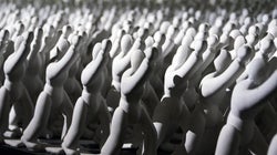 La casa en llamas al borde del