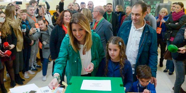 Susana Díaz vota en el colegio Alfarez, en el barrio sevillano de