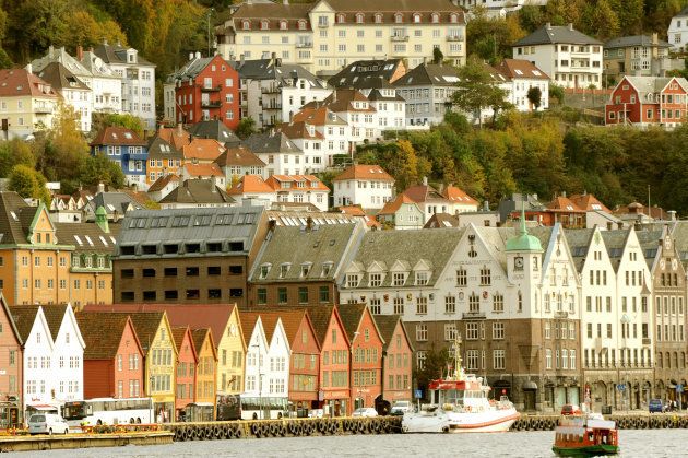 Panorámica de Bryggen, un barrio histórico junto al muelle de Bergen.