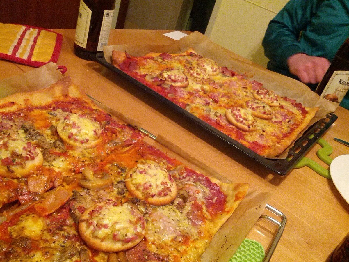 La sencillísima fórmula para calentar dos pizzas a la vez en una sola  bandeja | El HuffPost Life