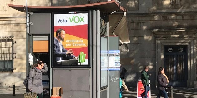 Un cartel de VOX en el barrio de Los Remedios de Sevilla.