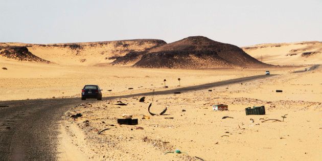 Un automóvil se desplaza por la carretera entre las ciudades de Sebha y Ubari en el suroeste de Libia...