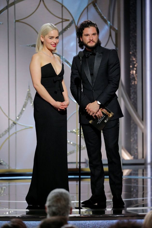 Khaleesi (Emilia Clarke) y Jon Nieve (Kit Harington) se reencuentran en los Globos de