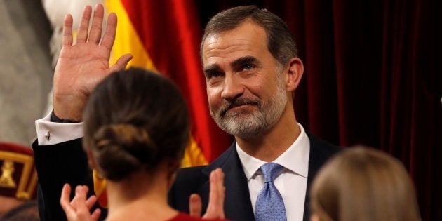 El rey Felipe VI saluda tras su discurso, ante la reina Letizia y la princesa