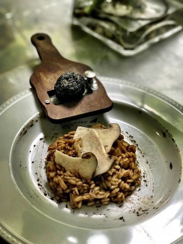 Risottode trufa negra con foie gras fresco, hongos y manitas de cordero