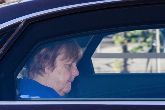 La canciller alemana, Angela Merkel, llega en coche a la sede de su partido para mantener una reunión con su socio.