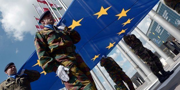 Soldados del Eurocuerpo portan la bandera de la Unión Europea en el día de la sesión inaugural del Europarlamento del 30 de junio de 2014, en Estrasburgo.
