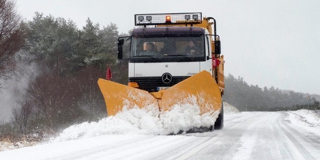 Un quitanieves despeja una carretera de Lugo.
