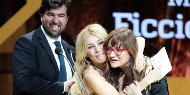 Cayetana Guillén Cuervo abraza a la directora Isabel Coixet al recibir el galardón al Mejor Largometraje por 'La Librería'.