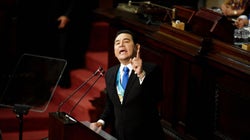 El presidente de Guatemala cree que le tienen que pagar los masajes, el licor y la ropa (y lo justifica de forma