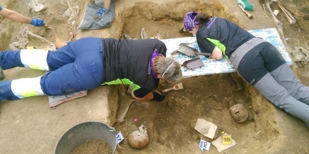 Arqueólogos y voluntarios, trabajando en la fosa de Vilarraso, que contiene cuerpos de represaliados entre 1936 y 1938.