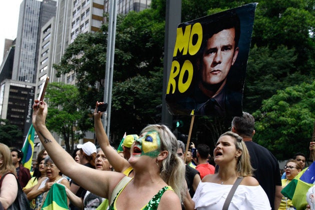 Varias personas celebran la condena de Lula.