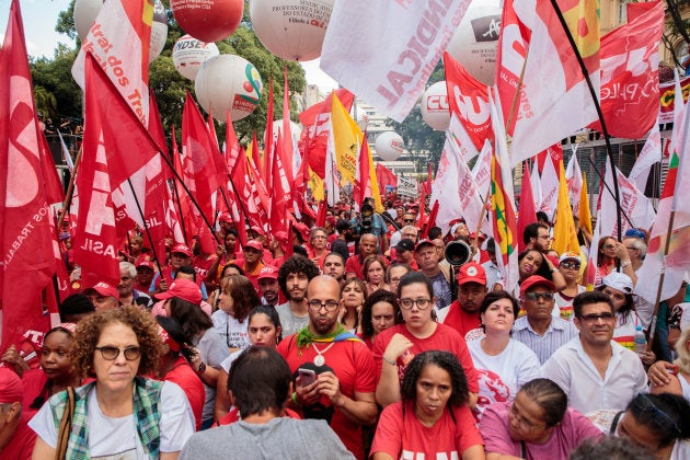 Varias personas protestan en contra de la condena.