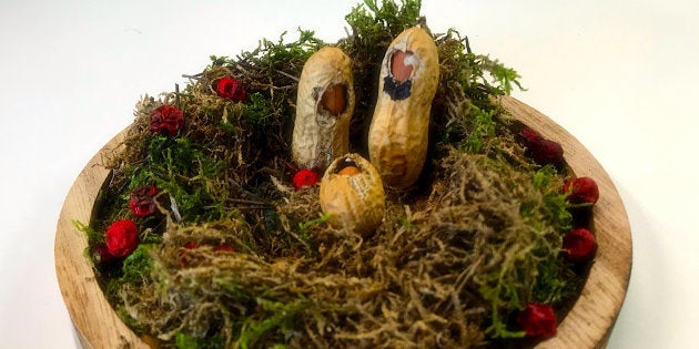 Un belén ateo hecho con cacahuetes.