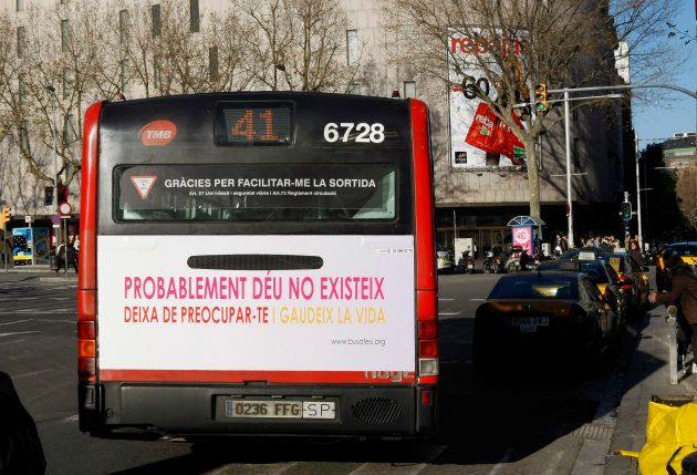 Imagen de archivo de un bus que en enero de 2009 circulaba por Barcelona con un cartel que decía: "Probablemente dios no existe, deja de preocuparte y disfruta la vida".