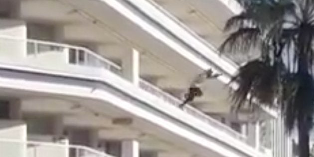 Momento en el que el turista salta desde el cuarto piso.