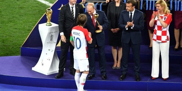Luka Modrić recibe el premio balón de oro a manos del presidente de Rusia, Vladímir Putin.
