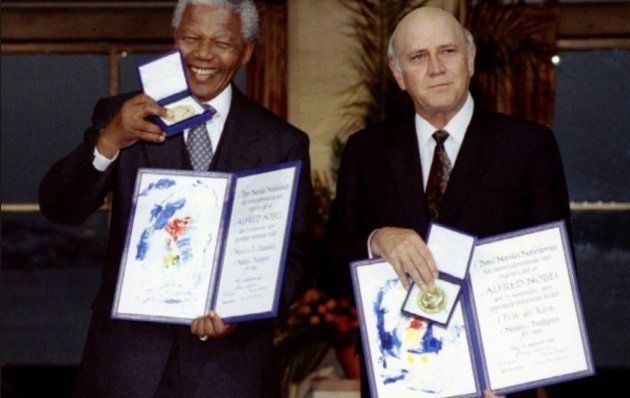 Mandela el día que recibió el Premio Nobel de la