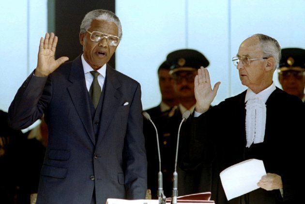 Mandela jura el cargo de presidente de Sudáfrica en
