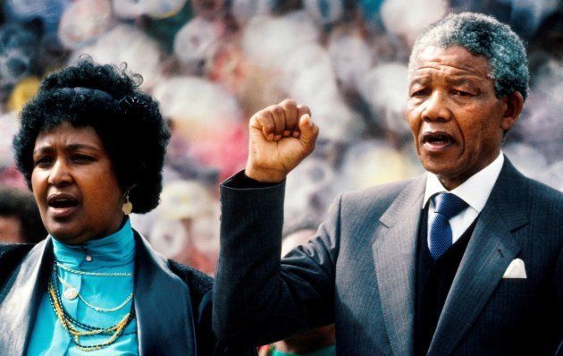 Nelson Mandela (d) junto a su entonces mujer, Winnie Mandela (i), durante un multitudinario acto de bienvenida...