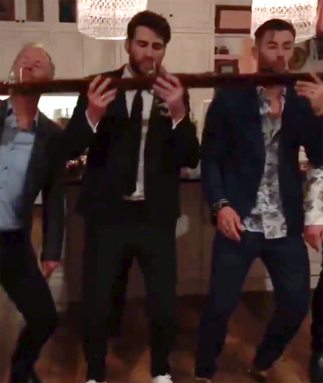 El detalle que te perdiste de las fotos de boda de Miley Cyrus y Liam