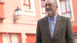 El tuit de Pérez-Reverte que hace saltar las lágrimas tras lo que le hace un cazador a un zorro con una pata amputada: