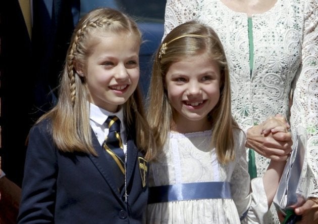 La princesa Leonor en su comunión junto a su hermana la infanta Sofía.