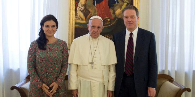 El papa Francisco, junto con los portavoces Greg Burke y Paloma García