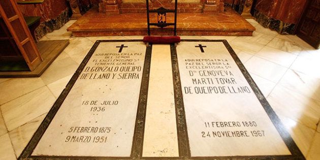 Las tumbas de Gonzalo Queipo de Llano y su esposa, en una pequeña capilla de la basílica macarena.