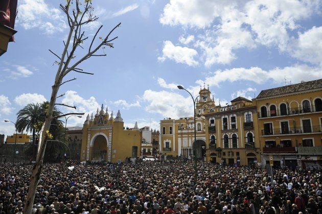 Entrada de los pasos de la Hermandad de la Macarena en su basílica, en la Semana Santa de 2012.