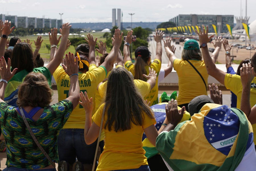 Los simpatizantes de Bolsonaro marchan y rezan en Brasilia antes de la ceremonia de investidura de Bolsonaro, el 38º presidente de Brasil.