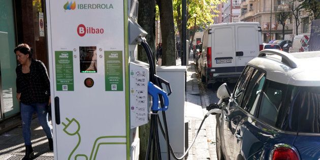 Un usuario recarga un coche eléctrico en un punto de recarga de Iberdrola en Bilbao.
