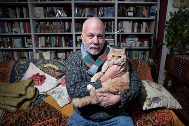 Lobo, con uno de sus gatos, Morgan.