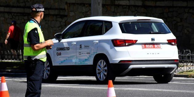 El vehículo Seat Arona, dotado con la tecnología 5G, circula por las calles de Segovia.