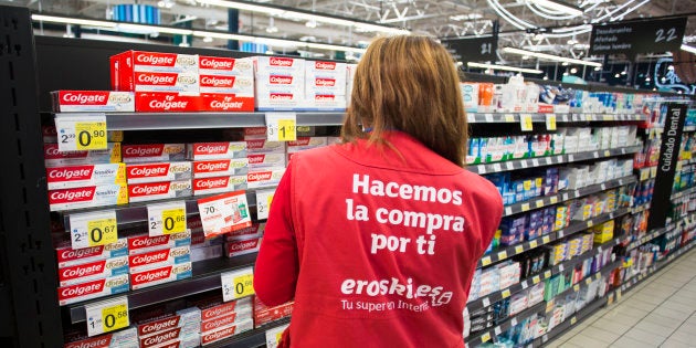 Un empleada de Eroski en un supemercado del grupo en Albacete en