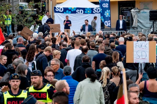 Varios manifestantes protestan en un mítin de la ultraderecha sueca
