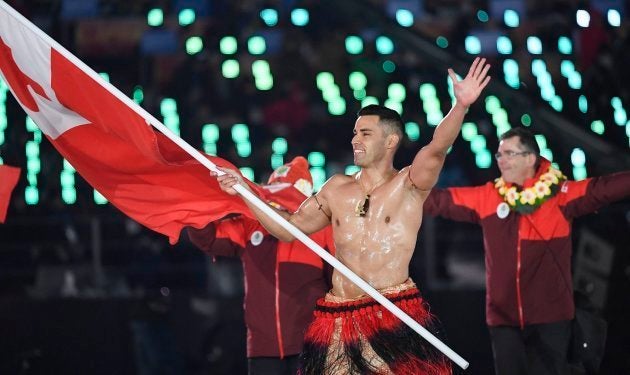Pita Taufatofua porta la bandera de Tonga