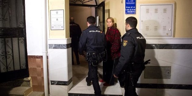 Varios policías acceden al edificio de la localidad malagueña de Fuengirola, donde una mujer de 47 años ha fallecido al ser apuñalada por, presuntamente, su pareja de 50 años.