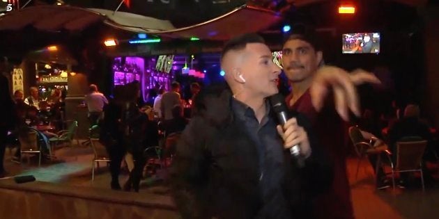 Un reportero de 'Sádabo Deluxe' se enfrenta a un espontáneo en pleno directo.